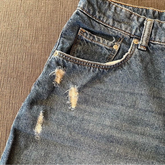 H&M Ultra High-Waist Distressed Denim Mom Shorts - Size 8 - Picture 3 of 7
